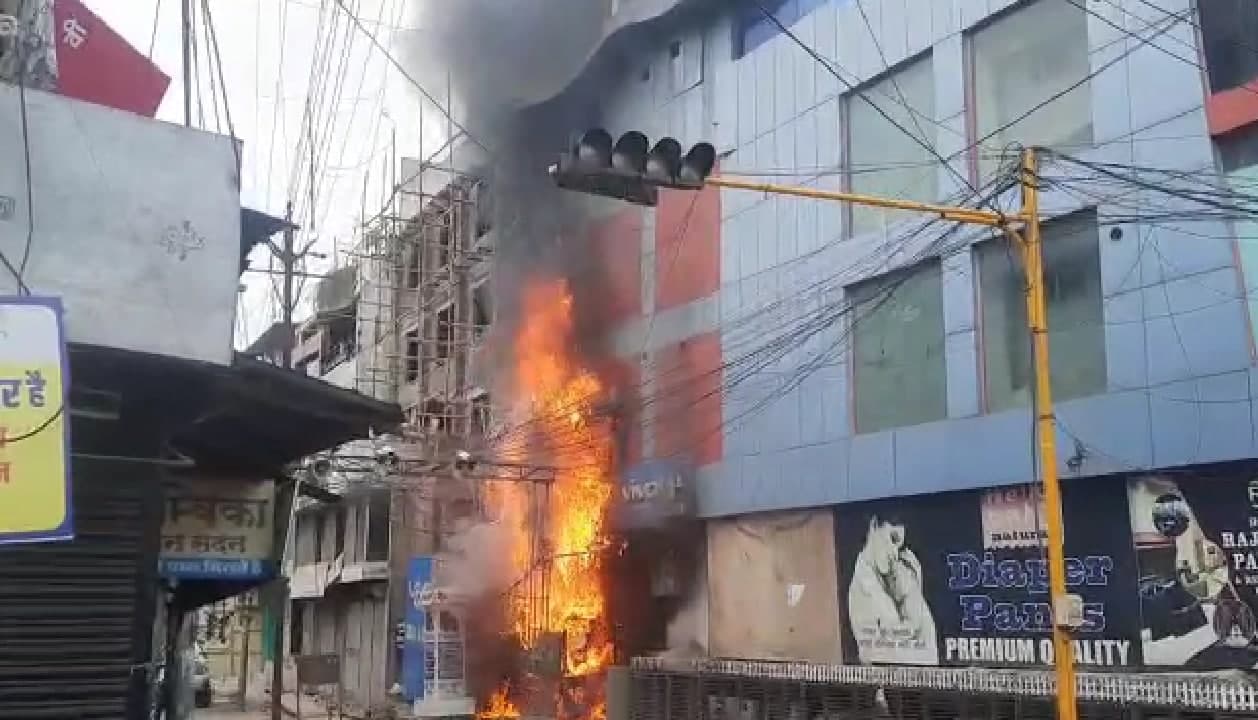 इंदौर में लगी भीषण आग, वक्त रहते मौके पर पहुंची फायर पुलिस ने पाया काबू