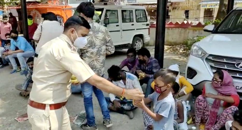 कोरोना काल की मानवीयता, टीआई ने थाने में खड़ी कराई बस, फिर यात्रियों को कराया नाश्ता