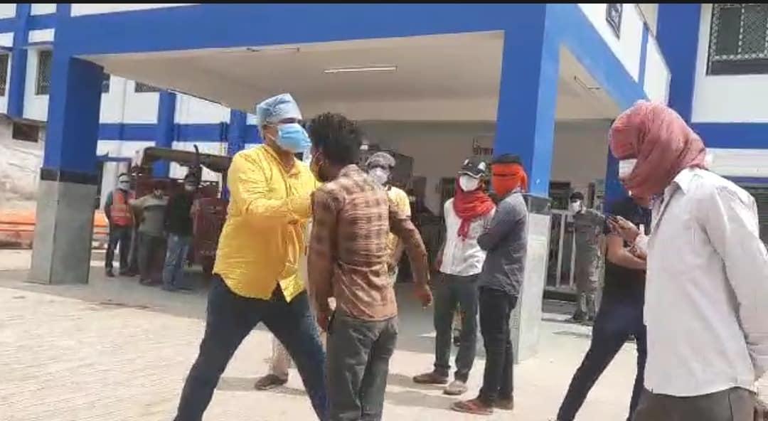 बालाघाट में मृत परिजन का शव मांगने पर युवक के साथ सीएमओ ने की मारपीट, वीडियो वायरल