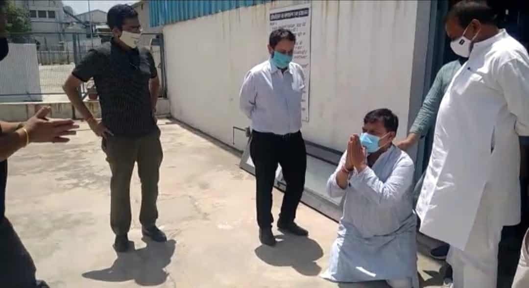 सूर्या रोशनी पहुंचे कोविड प्रभारी मंत्री, ऑक्सीजन के लिए दंडवत प्रणाम कर जताया आभार