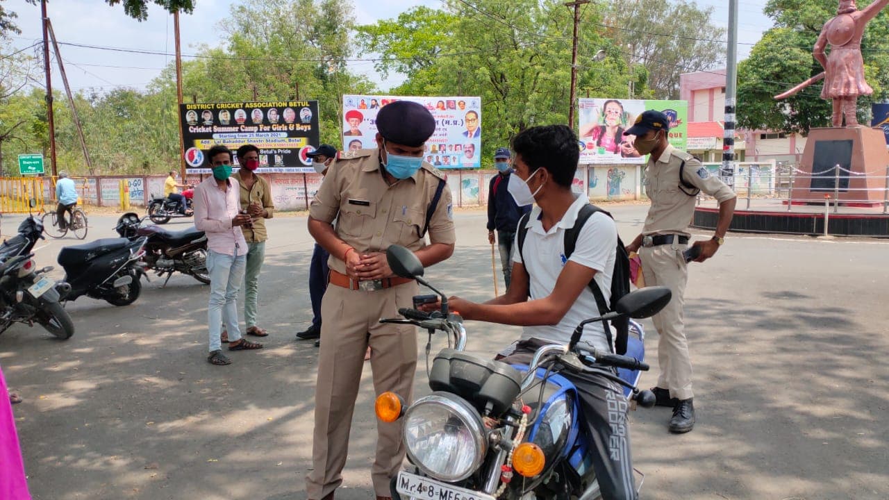 बैतूल में यातायात पुलिस की कार्यवाही, बेवजह सड़कों पर घूम रहे लोगों का काटा चालान