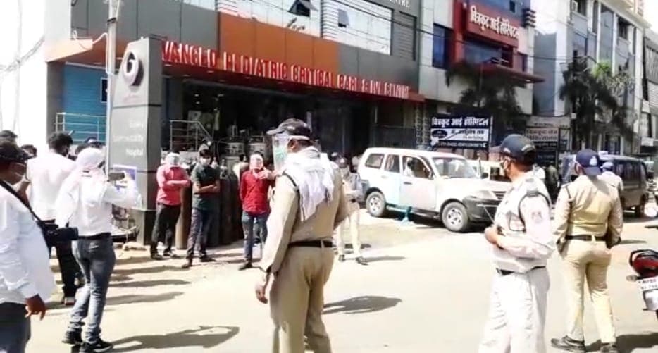जबलपुर- गैलेक्सी हॉस्पिटल में ऑक्सीजन खत्म होने से 5 मरीजों की मौत, देर रात हुआ हंगामा
