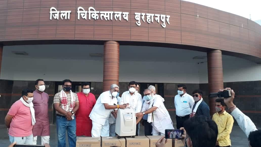 पूर्व मंत्री ने जिला अस्पताल को दी 5 आक्सीजन कंसन्ट्रेटर मशीन