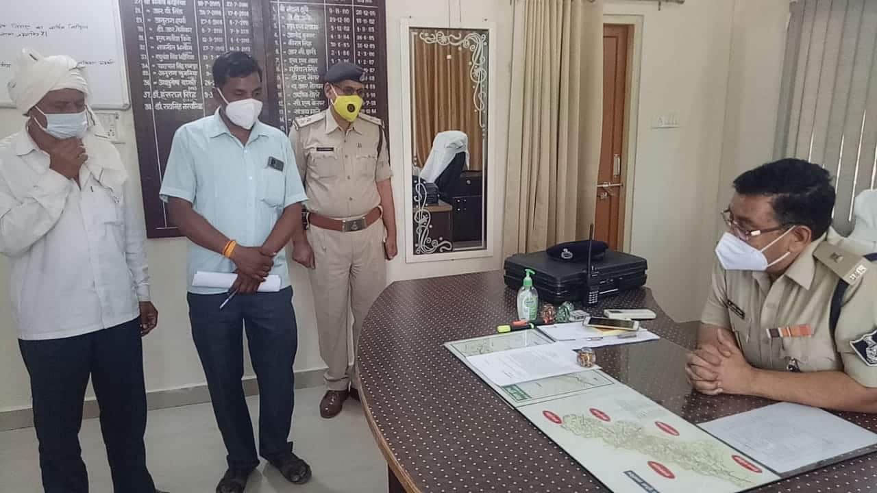 गोली लगने से घायल युवक की टीआई ने नहीं लिखी एफआईआर, तो परिजनों ने एसपी को सौंपा ज्ञापन