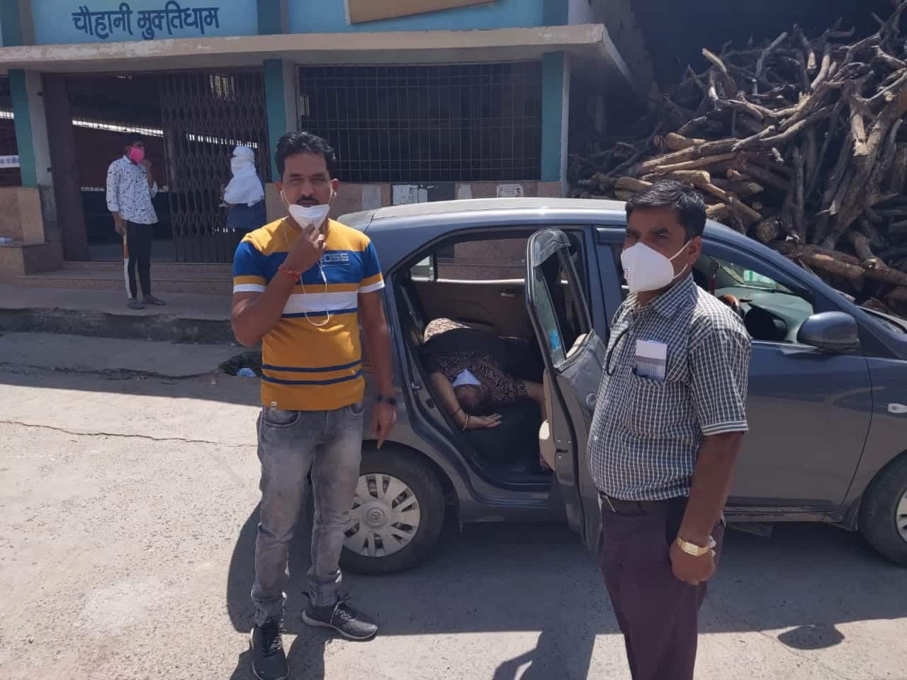 Jabalpur News: जिला प्रशासन के खोखले दावों के बीच कोरोना संक्रमित मां ने तोड़ा दम, दर-दर भटका बेटा