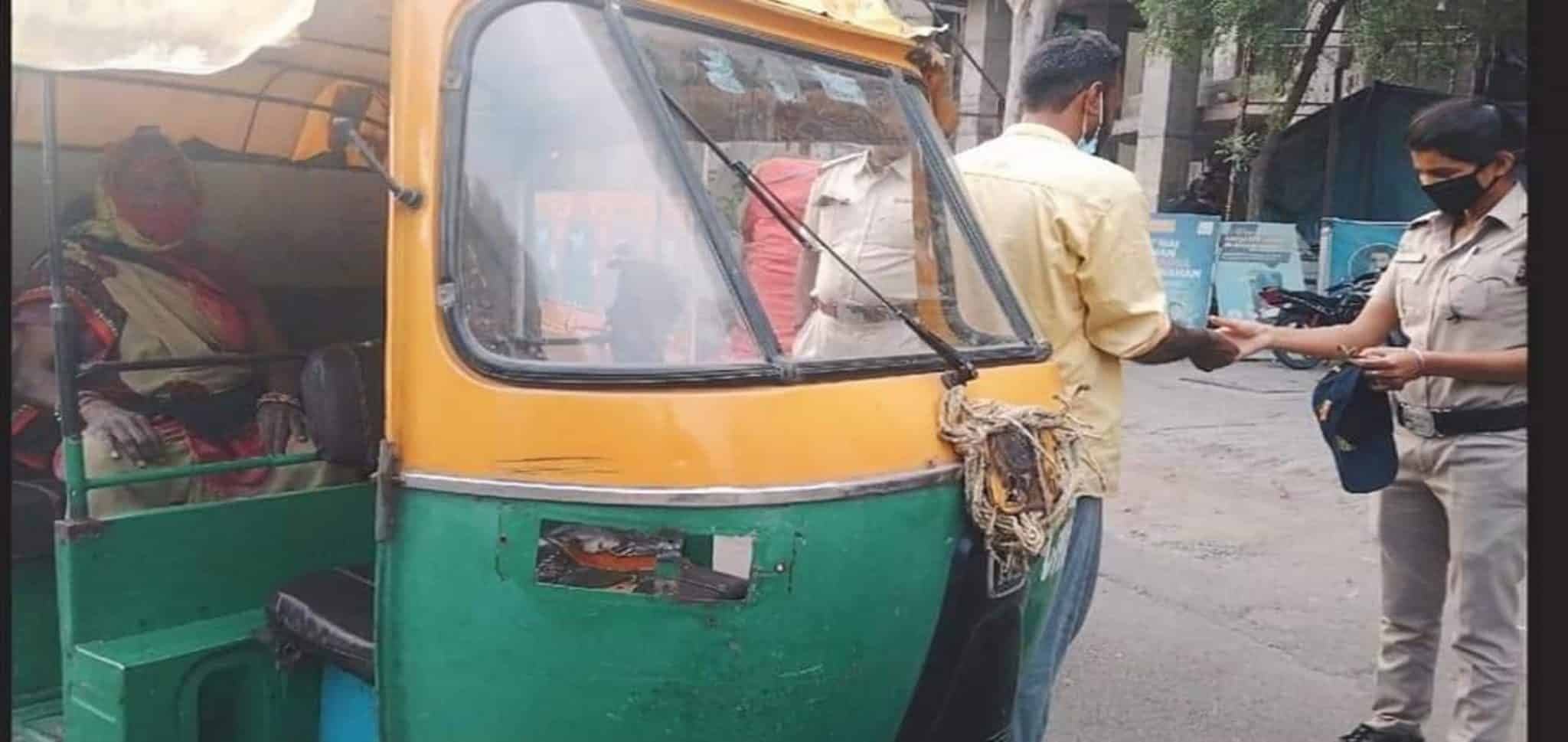 महिला पुलिस आरक्षक रीना मालवीय का मानवीय चेहरा, ऐसे की बुजुर्ग अम्मा की मदद