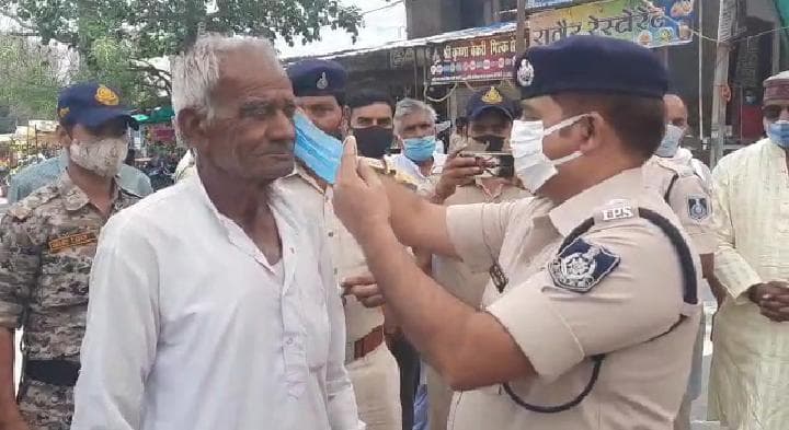 सीहोर : बढ़ते कोरोना के चलते सड़कों पर उतरी पुलिस, दो गज की दूरी व मास्क लगाने की जनता से की अपील