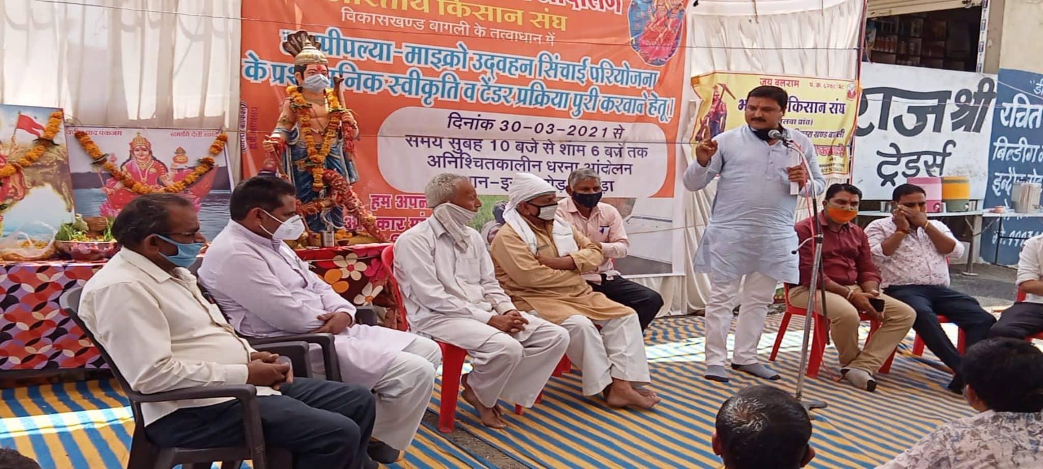 किसानों का आंदोलन जारी, अधिकारियों के बाद पहुँचे बीजेपी विधायक, मंत्री ने कही बड़ी बात