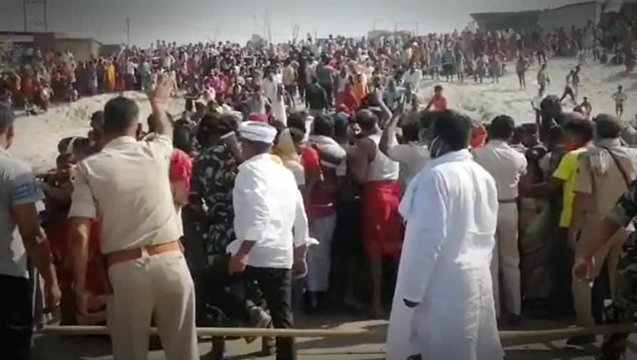 पटना : दानापुर में बड़ा हादसा, पीपा पुल से गंगा नदी में गिरी पिकअप वैन, अब तक 9 शव मिले