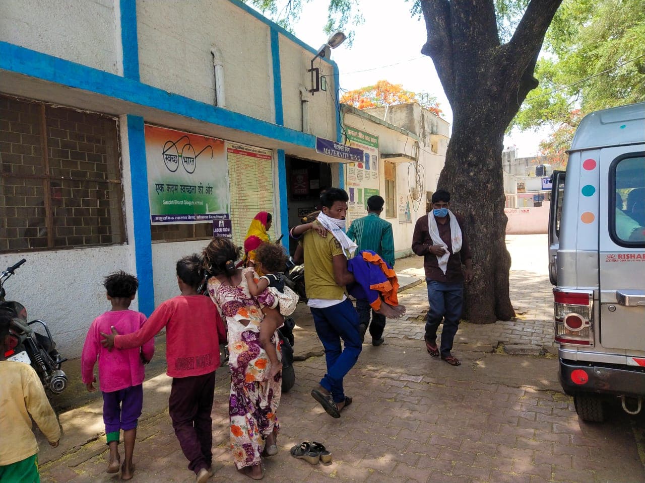 शिवपुरी में मजदूरों से भरी लोडिंग वाहन पलटी, 7 लोग घायल