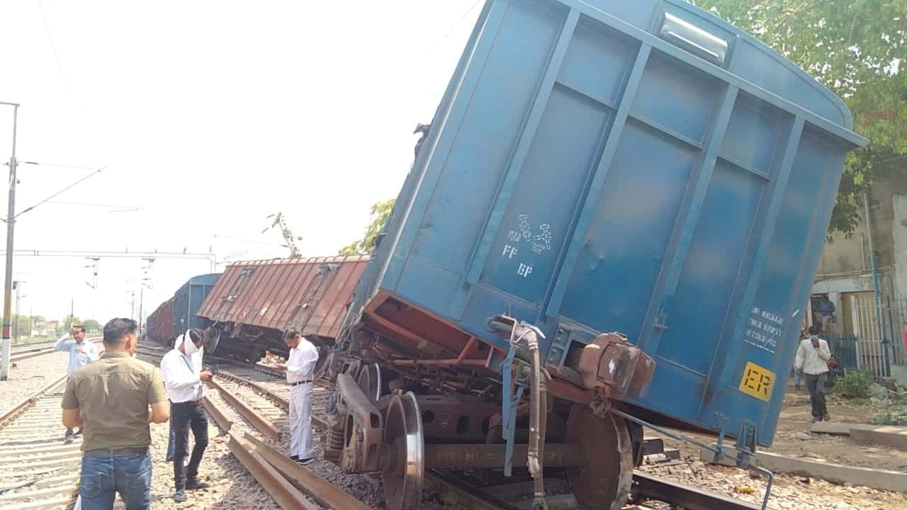मुरैना : पटरी से उतरे मालगाड़ी के दो डिब्बे, बड़ा हादसा टला