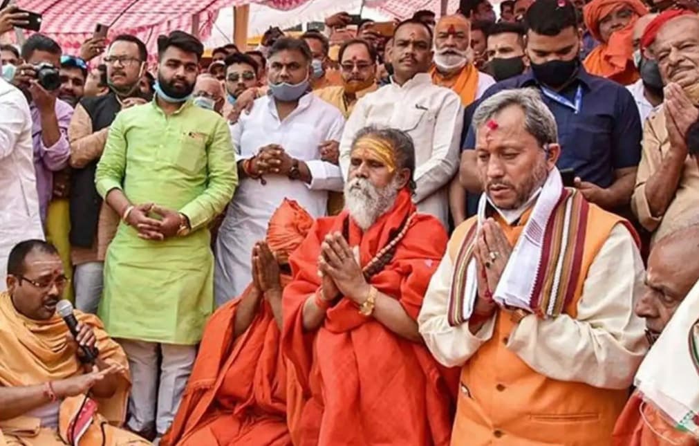 सीएम के अजब बयान के बाद कुंभ पर कोरोना का साया