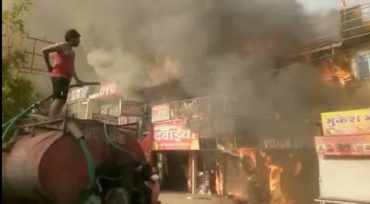 इंदौर के नवलखा इलाके में भीषण आग, एक युवक की झुलसने से मौत