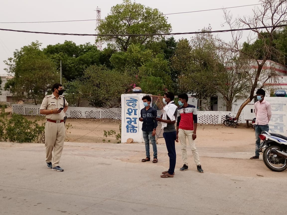 शिवपुरी : बंद के बाद भी सड़कों पर घूम रहे थे लोग, पुलिस ने की चालानी कार्रवाई 