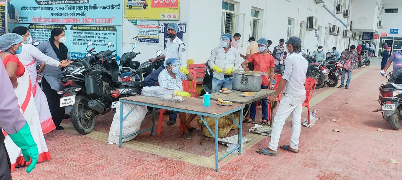 कोरोना काल में ड्यूटी के साथ मानवता की मिसाल पेश कर रहे यातायात टीआई, हर कोई कर रहा तारीफ