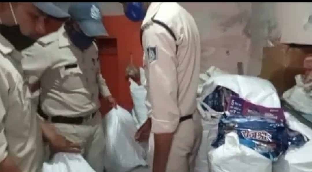 कोरोना कर्फ्यू में चल रही गुटखा फैक्ट्री पकड़ी, लाखों का गुटखा जब्त, कालाबाजारी की आशंका