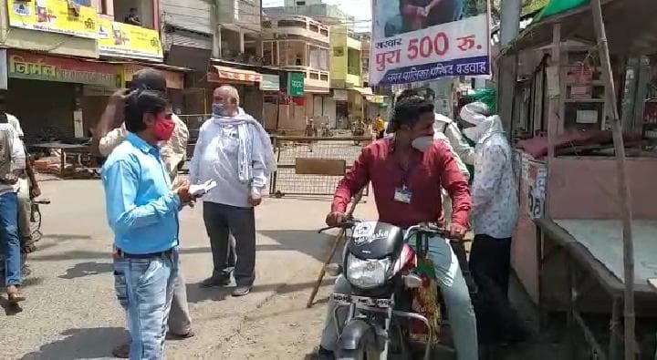 कोरोना कर्फ्यू के दौरान प्रशासन की सख्ती, दुकानदारों व राहगीरों के काटे चालान