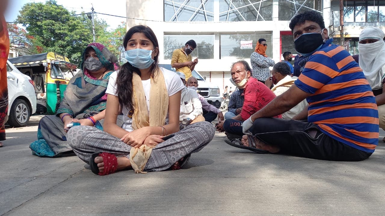 अस्पताल में हंगामा, तीन बेटियों सहित धरने पर बैठे परिजन, ये है पूरा मामला 