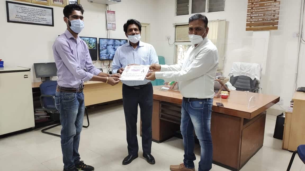 कोरोना : हाथ टूटने के बावजूद सेवा में लगे हैं डॉ. टाइगर, मप्र राज्य दन्त परिषद ने किया सम्मान