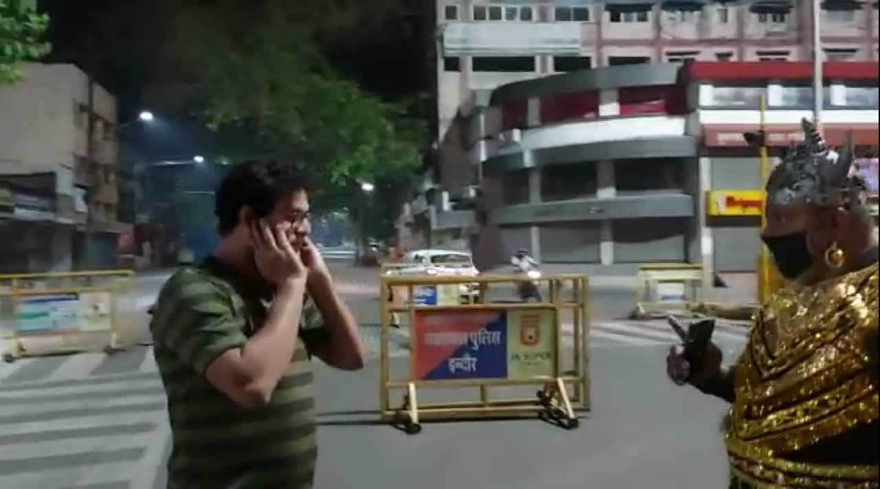 इंदौर:  यम हैं हम, सड़कों पर उतरे यमराज, सिखाया कोरोना का पाठ
