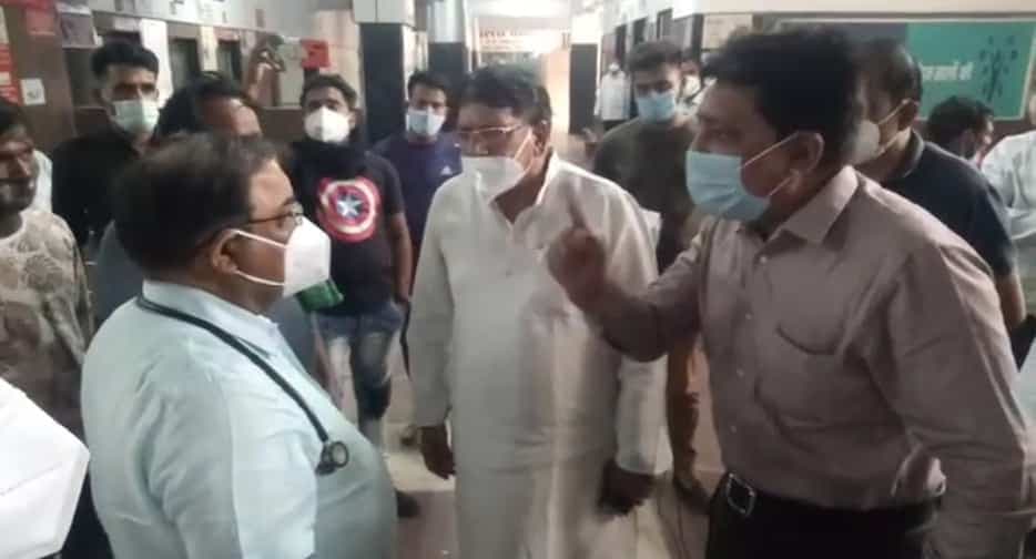 पूर्व मंत्री समर्थकों द्वारा डॉक्टर से बदसलूकी, आहत डॉक्टर ने दिया इस्तीफा
