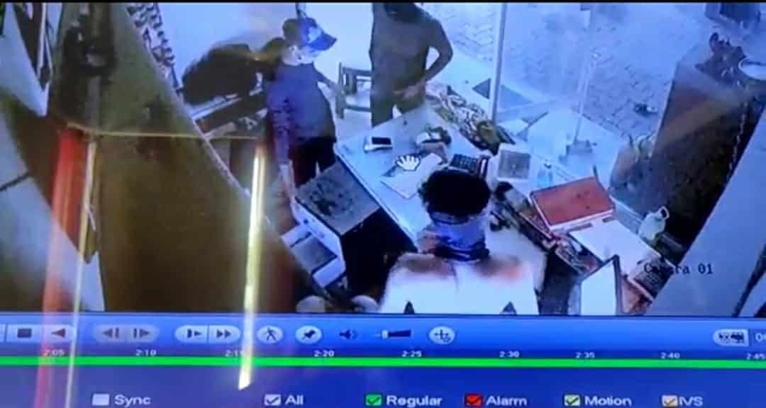 इंदौर में पेट्रोल पंप पर लूट की सनसनीखेज वारदात, सीसीटीवी फुटेज आये सामने