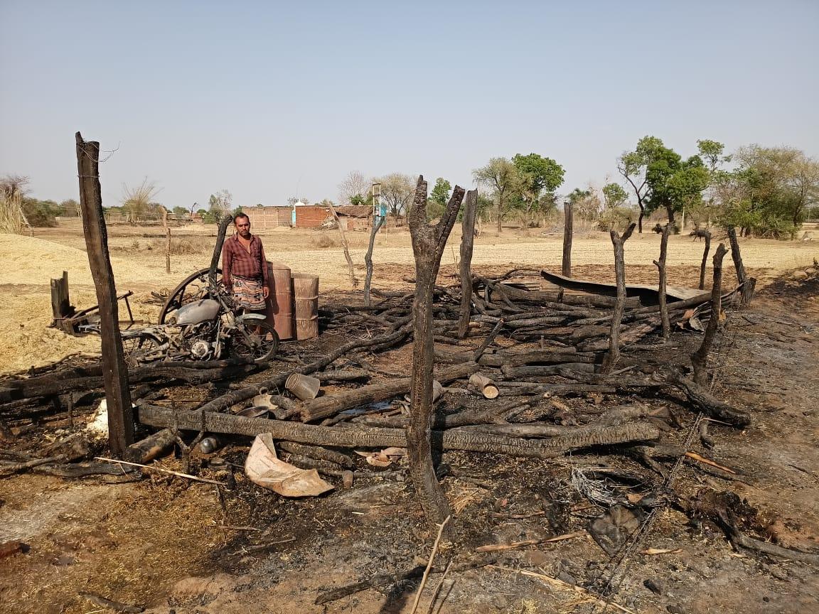 शिवपुरी : किसान की झोपड़ी में लगी आग, बाइक सहित अन्य कीमती सामान जलकर खाक