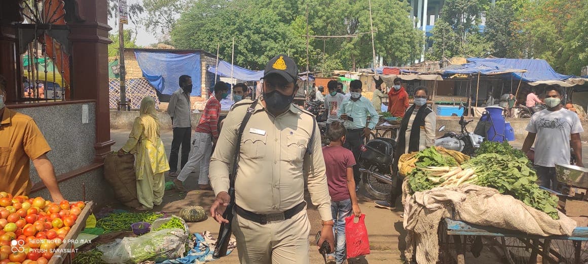 कोरोना कर्फ्यू में दिखाई दी सख्ती, निर्धारित समय निकलते ही एक्शन में आया प्रशासन