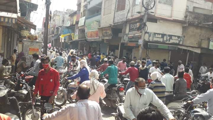 कोरोना काल में किराना दुकानों में लगी भारी भीड़, सोशल डिस्टेन्सिंग की उड़ी धज्जियां