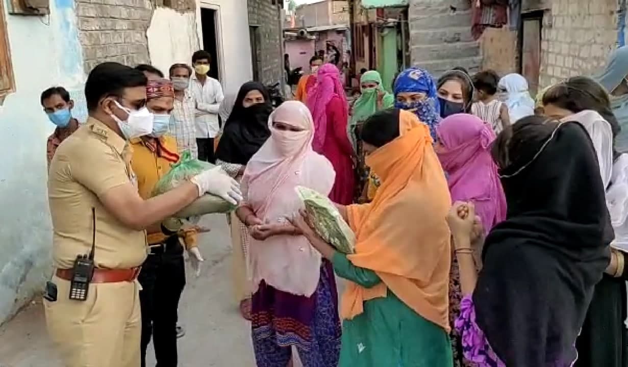 पुलिस ने दिखाई दरियादिली, तो इंदौरवासियों ने भी बढ़ाये मदद के हाथ