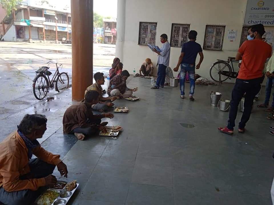 कोरोना कर्फ्यू में गरीबों का सहारा बनी दीनदयाल रसोई