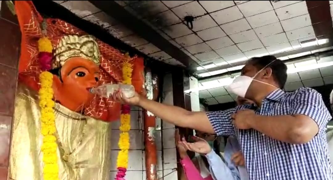 परंपरा: कोरोना को खत्म करने अष्टमी पर उज्जैन में नगर पूजा, कलेक्टर ने देवी को चढ़ाई शराब 