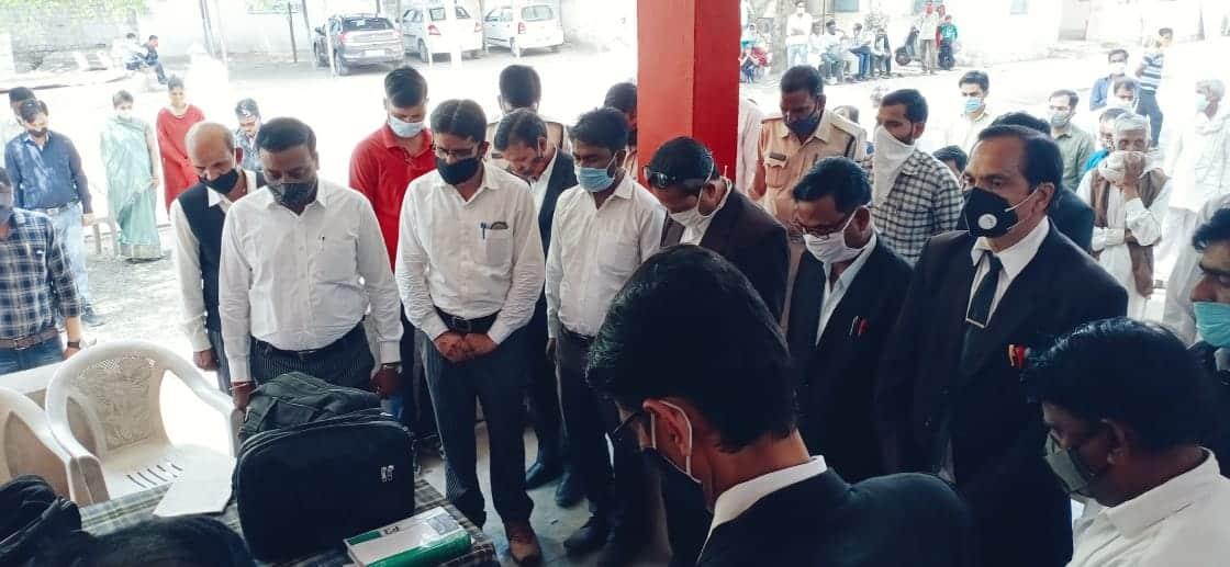 Mungaoli में अभिभाषक संघ ने नक्सली हमले में शहीद हुए सैनिकों को दी श्रद्धांजलि, कड़ी कार्रवाई की मांग की