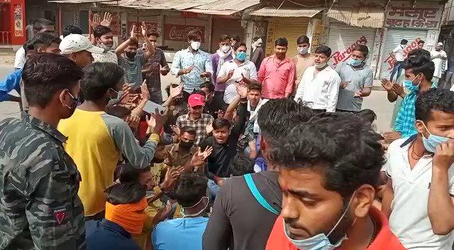 VIDEO: भ्रष्टाचार का अड्डा बना कार्यालय! युवाओं ने लगाए ‘SDM चोर है’ के नारे