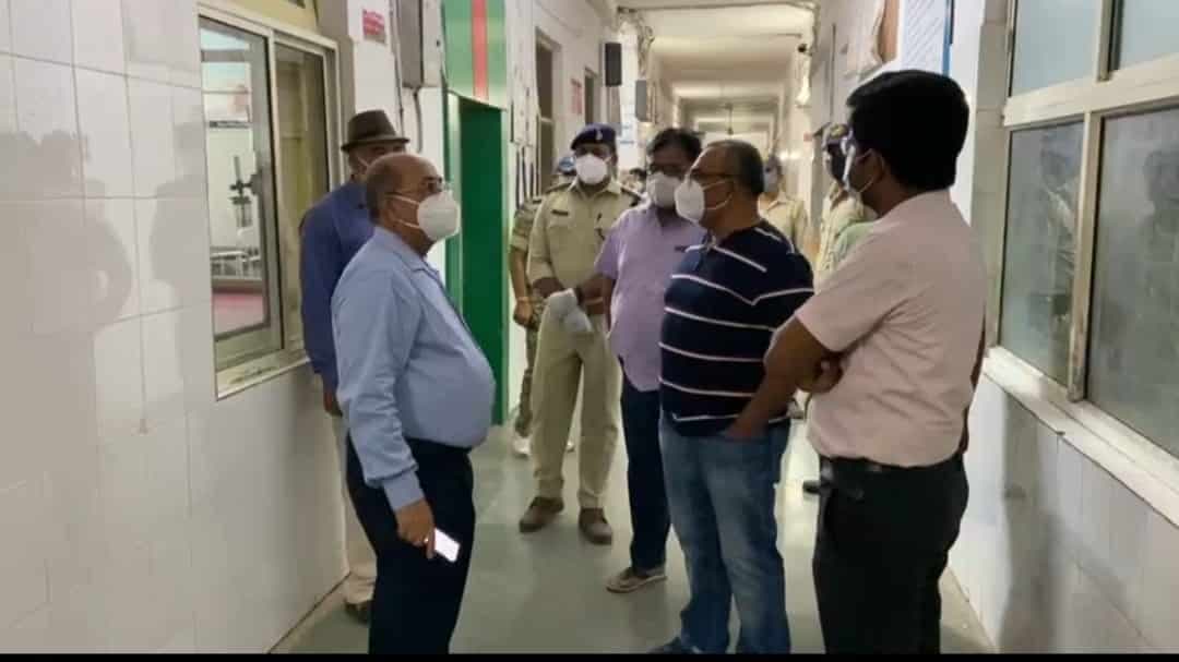 भिण्ड: ऑक्सीजन की लाइन बन्द हुई तो बिगड़े परिजन, मेडिकल स्टाफ वॉर्ड छोड़ भागा