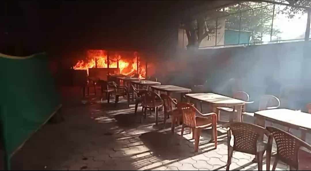 देशी और अंग्रेजी शराब की दुकानों में भीषण आग, गैस सिलेंडर फटने से हुआ धमाका 