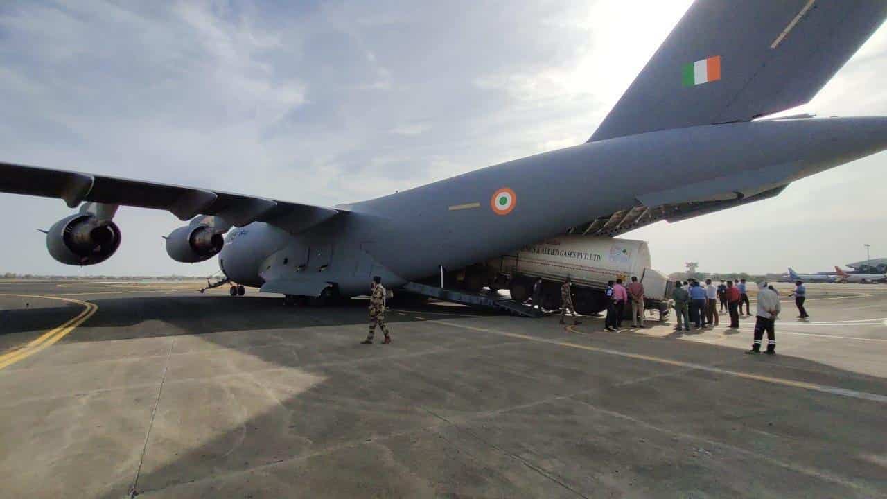 ऑक्सीजन लाने वायुसेना के विमान पर रवाना हुआ प्राण वायु का टैंकर