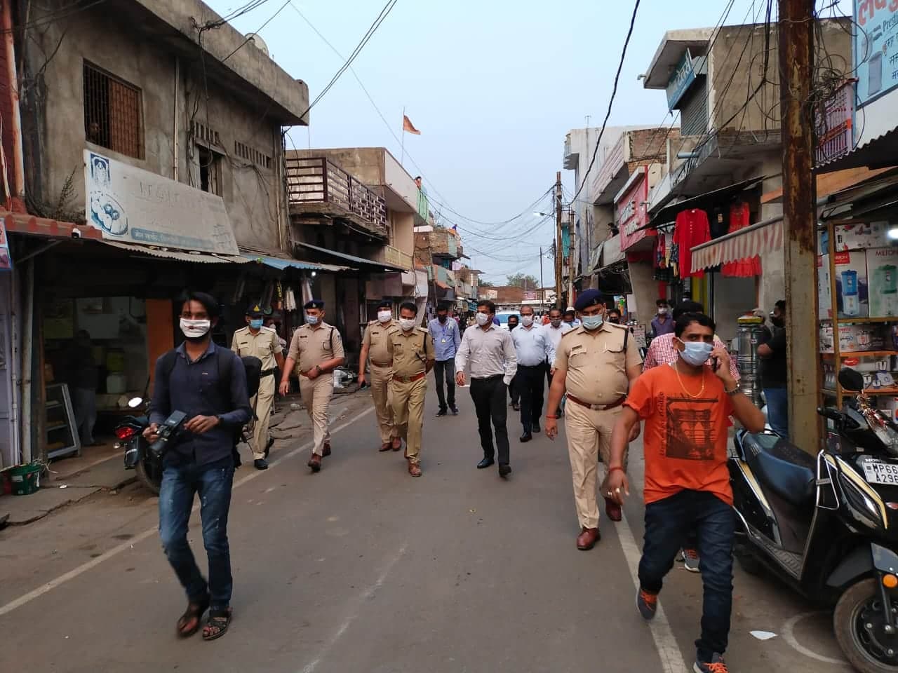 मोरवा में कलेक्टर व एसपी उतरे सड़कों पर, कोरोना नियमों का पालन नहीं करने वालों का काटा चालान