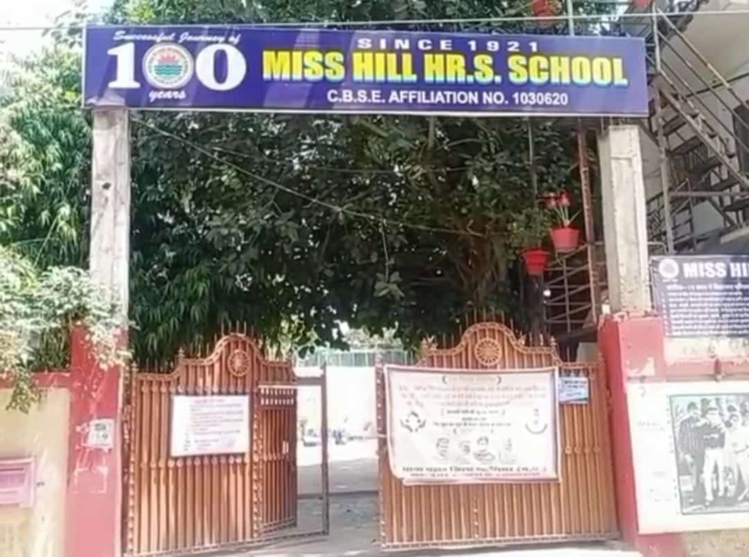 लॉकडाउन में खोला स्कूल, क्लास में बैठे बच्चे, प्रिंसिपल दे रहे सफाई, कलेक्टर ने मांगी रिपोर्ट