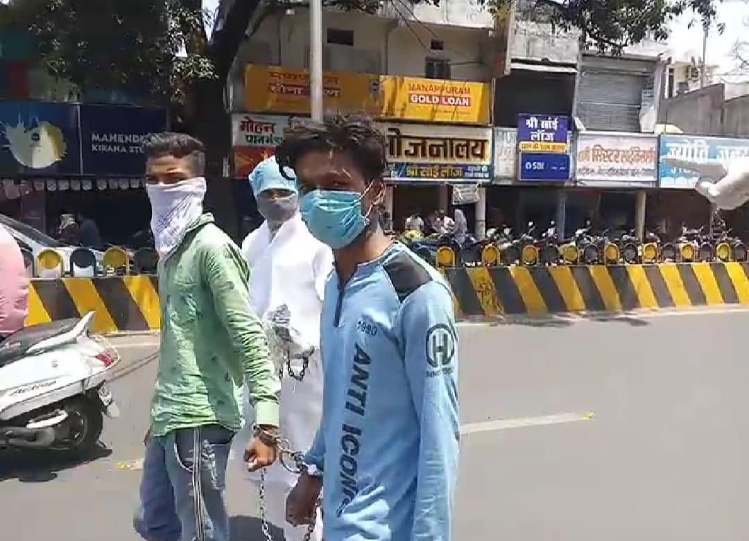 जबलपुर: पुलिस की ये कैसी समझदारी? कोरोना पाॅजिटिव आरोपी को शहर में पैदल चलवाया