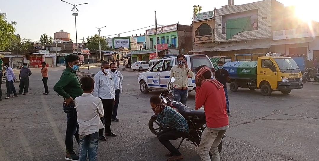 शिवपुरी : बेवजह सड़कों पर घूम रहे थे लोग, तहसीलदार ने लगवाई उठक-बैठक