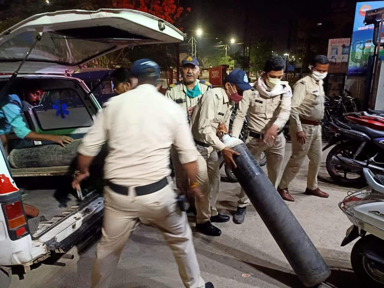 निजी अस्पताल में खत्म हुई ऑक्सीजन, जबलपुर पुलिस ने की मदद, तुरंत पहुंचाया सिलेंडर