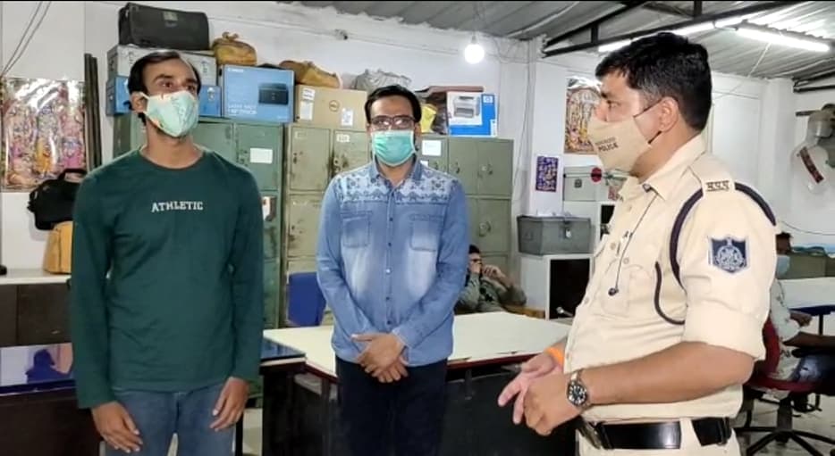 इंदौर – दवा की कालाबाजारी करने के आरोप में डॉक्टर और एमआर गिरफ्तार
