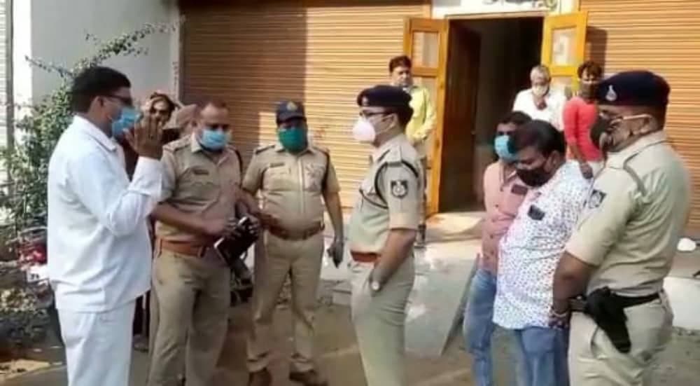 Khandwa : दिनदहाड़े लूट, हथियारों की नोंक पर लुटेरे नगदी और जेवर ले उड़े