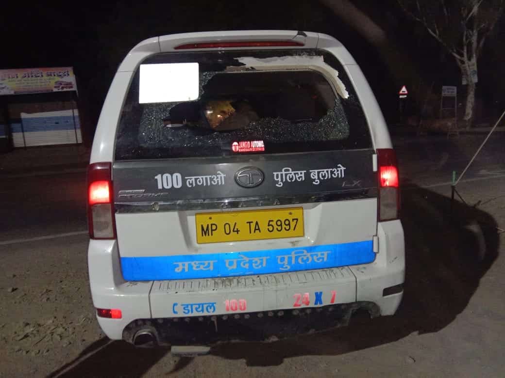 रतलाम: रामलीला को बंद कराने पहुंची पुलिस पर ग्रामीणों ने किया हमला, 3 पुलिसकर्मी घायल