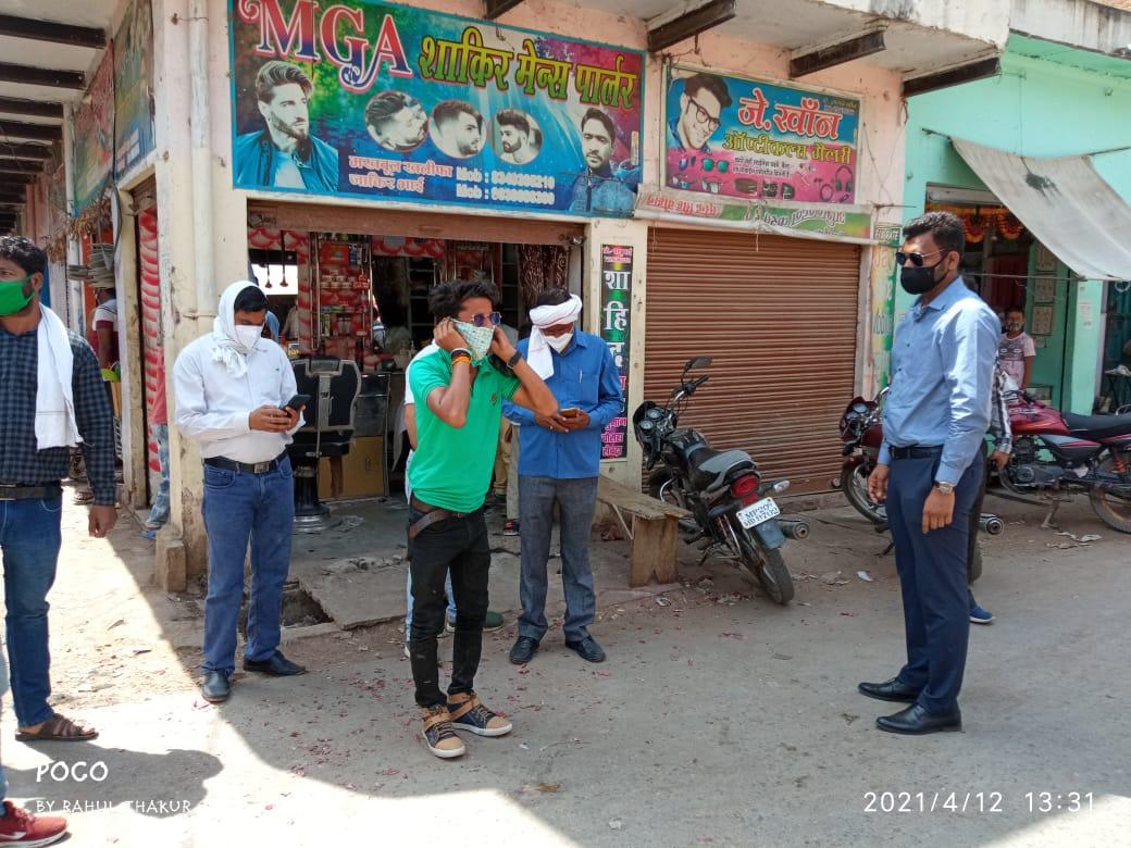 सेवढ़ा : बिना मास्क के घूमते लोगों को एसडीएम ने सिखाया सबक, लगवाई उठक-बैठक