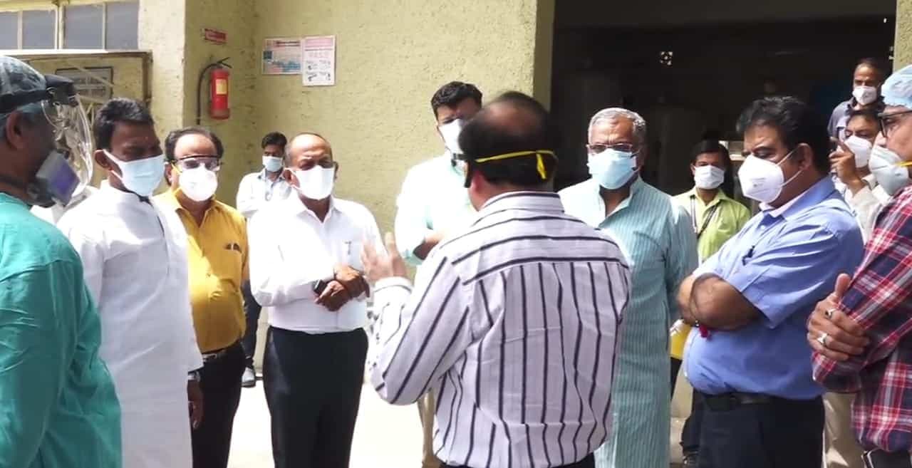 इंदौर के इस निजी अस्पताल में 70 प्रतिशत ऑक्सीजन स्वयं की जाती है जनरेट, मंत्री ने किया प्लांट का दौरा