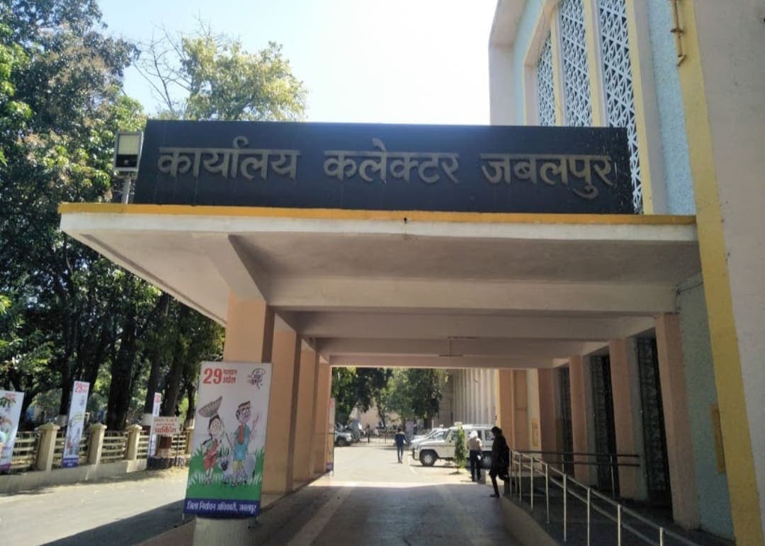 कोरोना संकट : सोशल मीडिया पर मदद मांगना प्रशासन को पड़ा भारी, लोग बोले- ‘और कितना लूटोगे’
