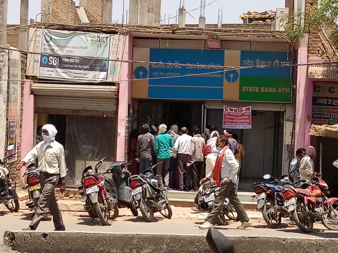 शिवपुरी में कोरोना गाइडलाइन्स की अनदेखी, बैंक में उमड़ रही भारी भीड़, सोशल डिस्टेंसिंग तार -तार