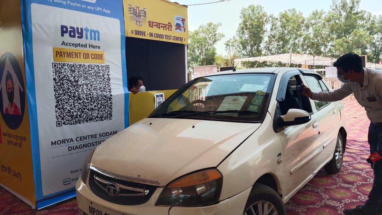 इंदौर: ड्राइव इन कोरोना टेस्ट में लोगों की रुचि बढ़ी, एक दिन के अंदर ही बढ़ी लोगों की भीड़